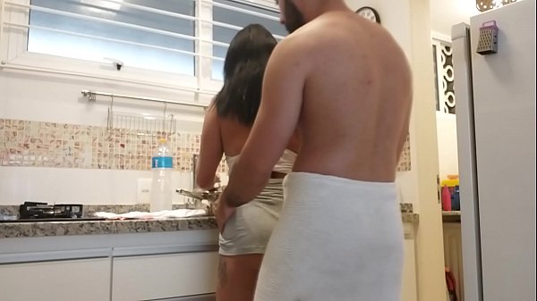 Coroa fazendo sexo com rapaz dentro da cozinha